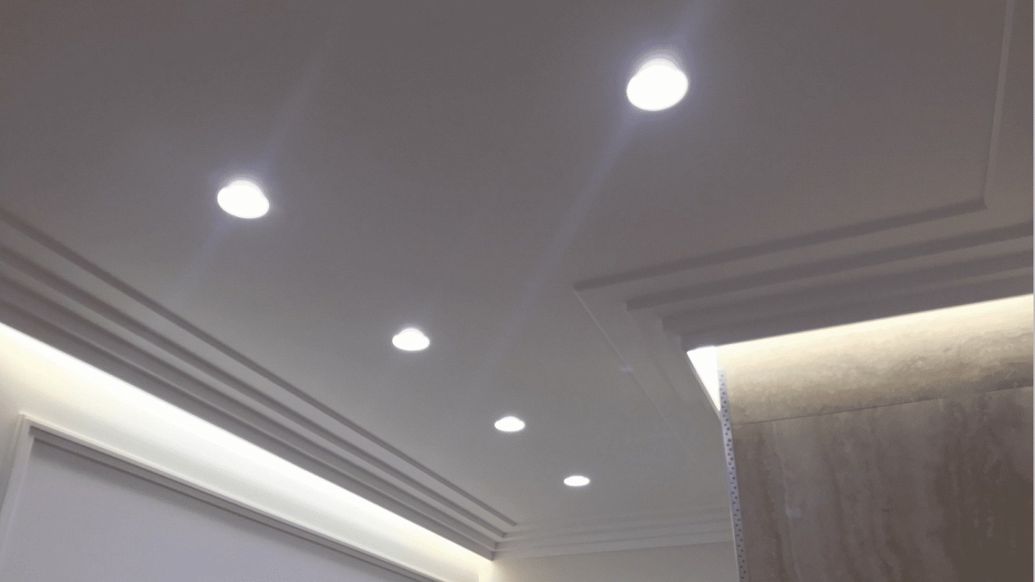Встроенные точечные светильники в гостиной