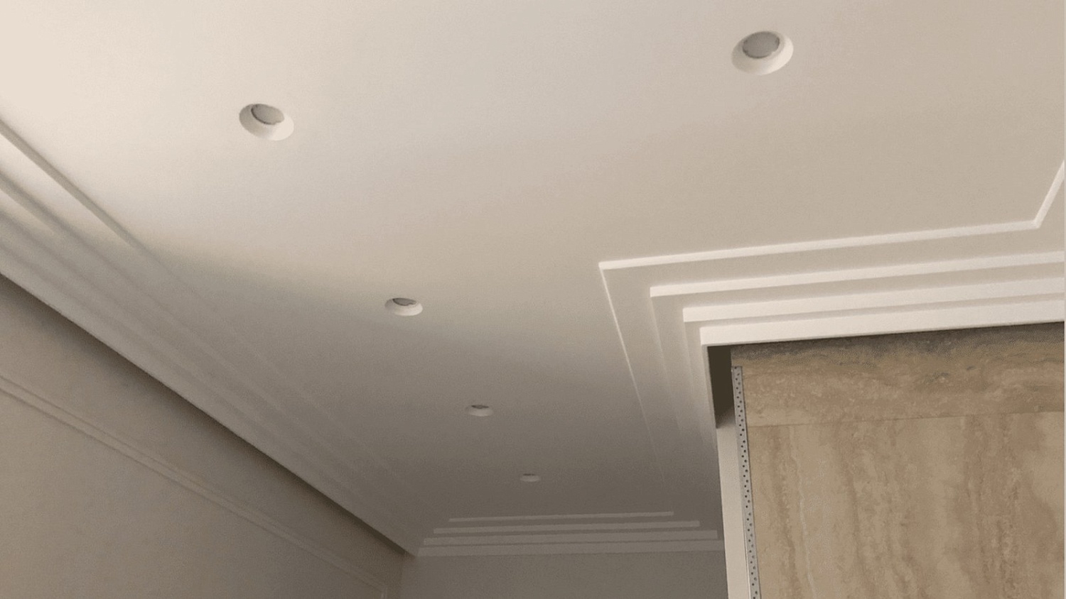 Встроенные точечные светильники в гостиной