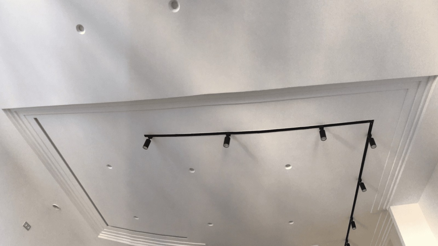 Встроенные точечные светильники в гостиной