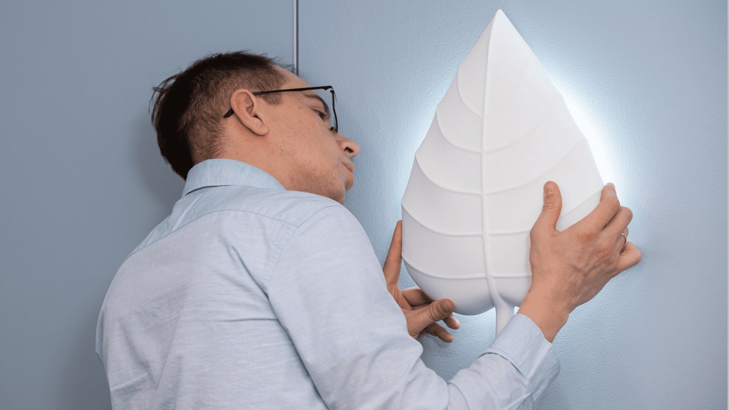 Гипсовые настенные светильники-листья в шоу-руме ARATTA