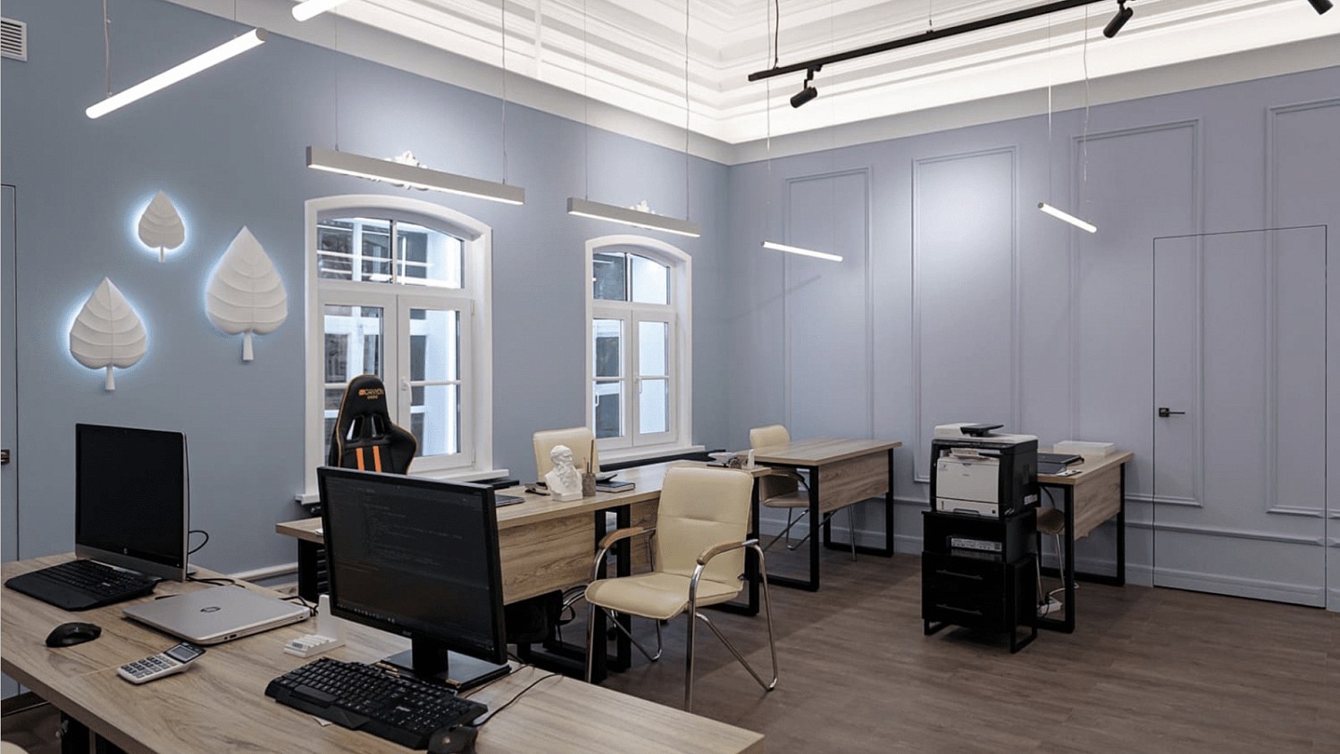 Гипсовые настенные светильники-листья в шоу-руме ARATTA