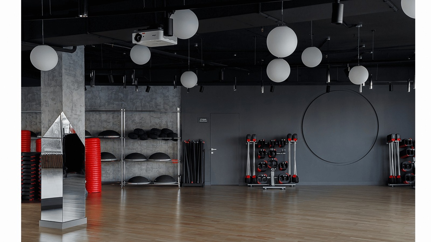 Радиусные гипсовые светильники в фитнес-клубе "Арена"