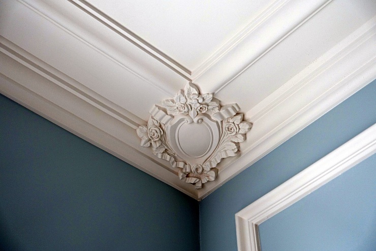 Карниз потолочный гипсовый лепной угловой КЛУ 032 2 внутренний угол