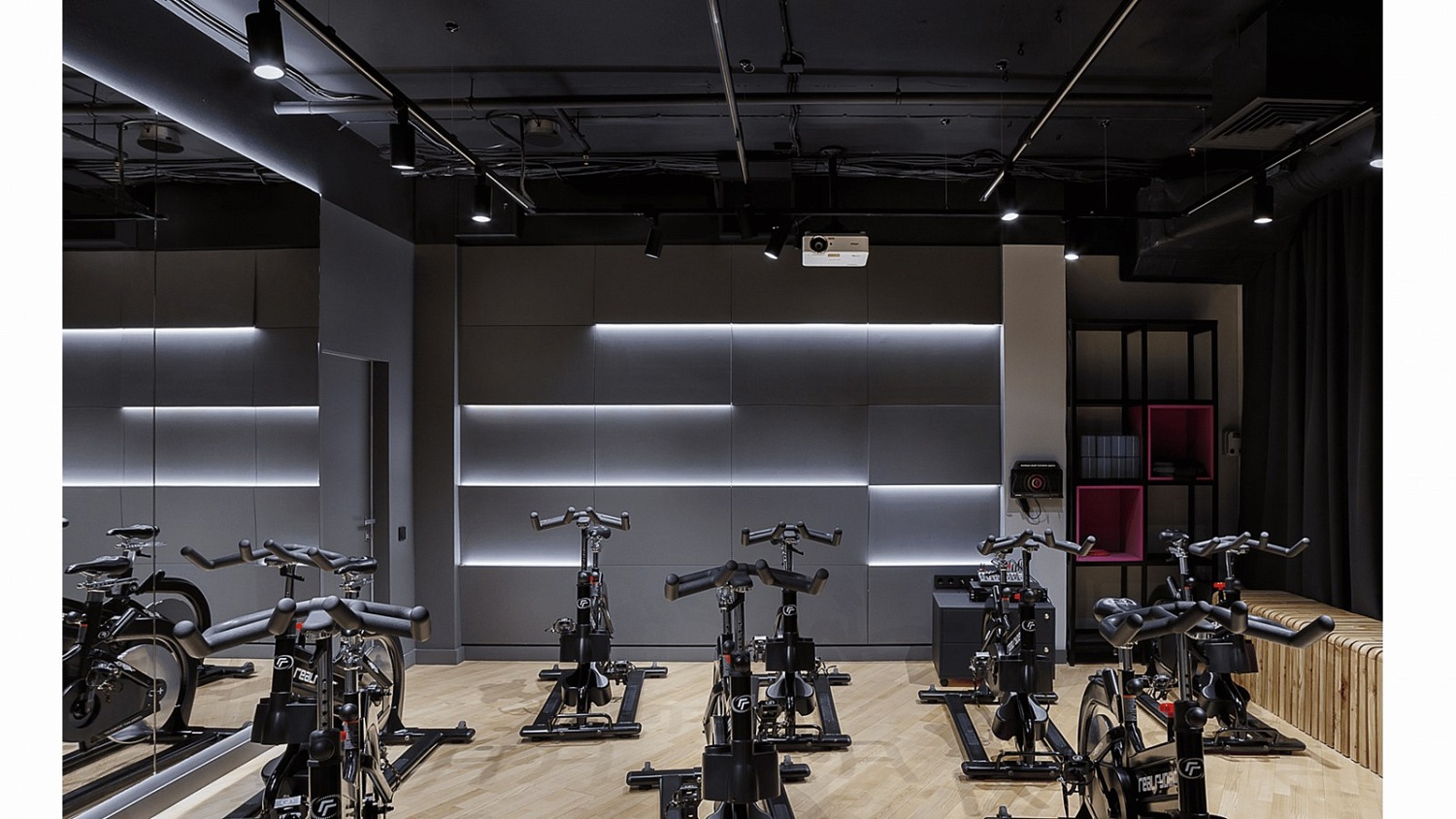 Радиусные гипсовые светильники в фитнес-клубе "Арена"