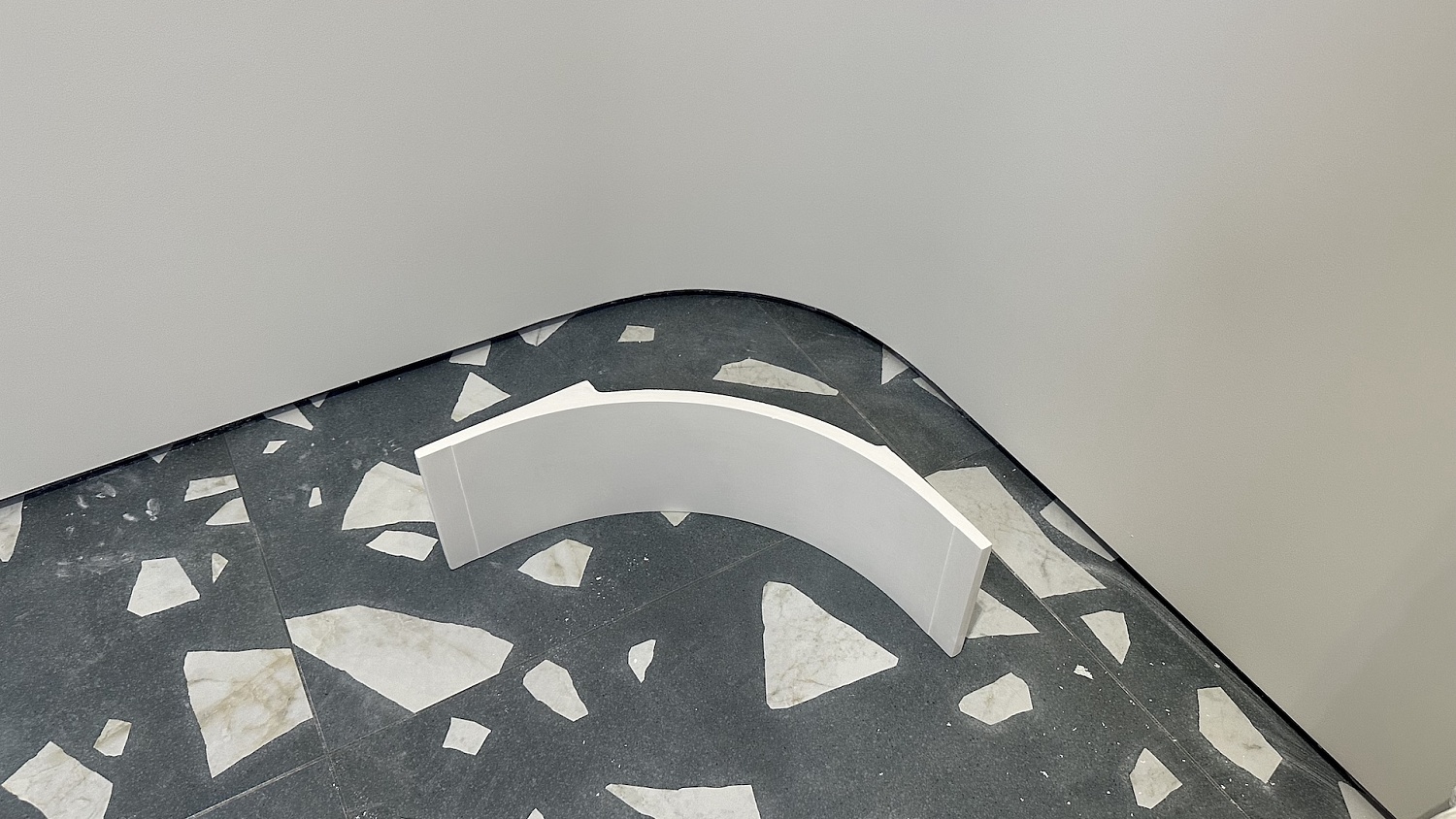 Радиусные стены в клинике косметологии IMAGO